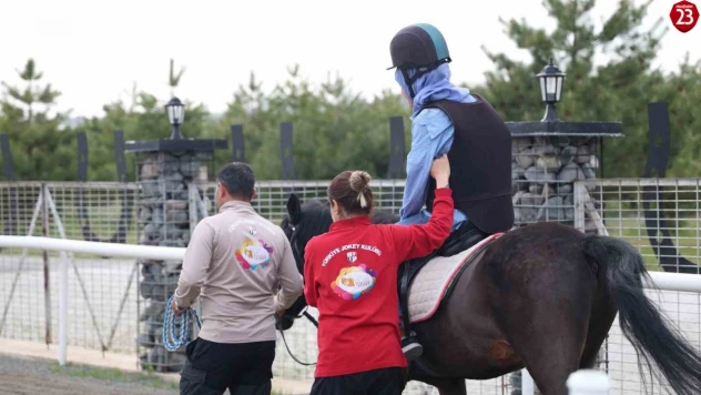 Sevgi evlerindeki çocuklar 23 Nisan'ı hipodromda coşkuyla kutladı