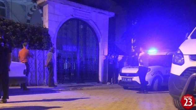 Elazığ'da Cami Avlusunda Erkek Cesedi Bulundu