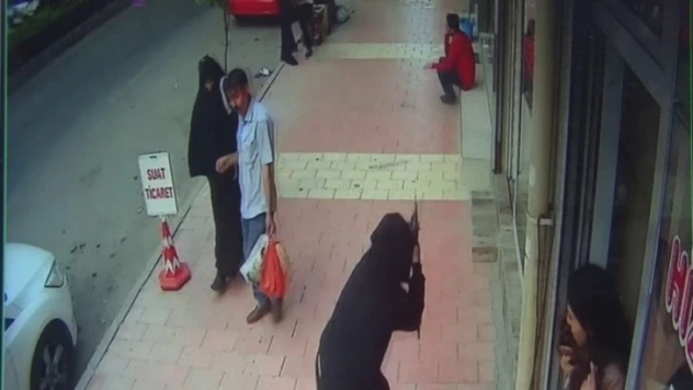 Kaldırımda Silahlı Saldırıya Uğradı, O Anlar Güvenlik Kameralarına Yansıdı