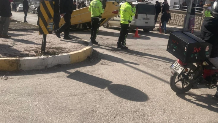 Elazığ’da Beton Mikseri ile Çarpışan Ticari Taksi Ters Döndü: 1 Yaralı