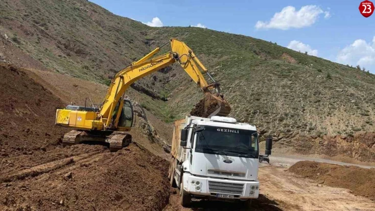 Elazığ’da Heyelanın Zarar Verdiği Köy Yollarında Onarım Çalışmaları Sürüyor