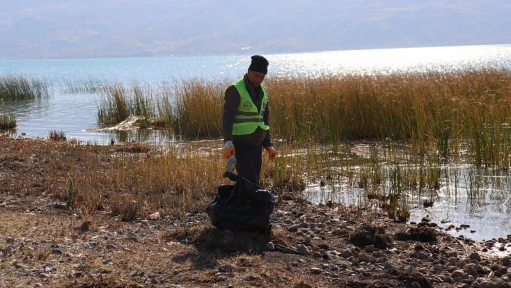 Hazar Gölü Çevresinde 10 Top Çöp Toplandı !