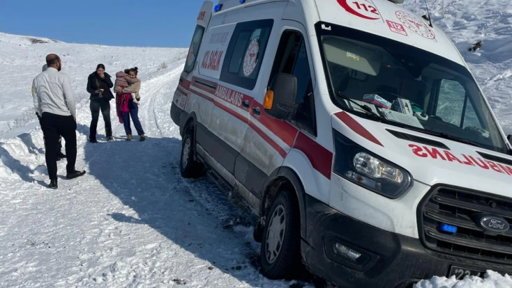 Yoğun kar engel oldu, hasta çocuk greyderle ambulansa ulaştırıldı
