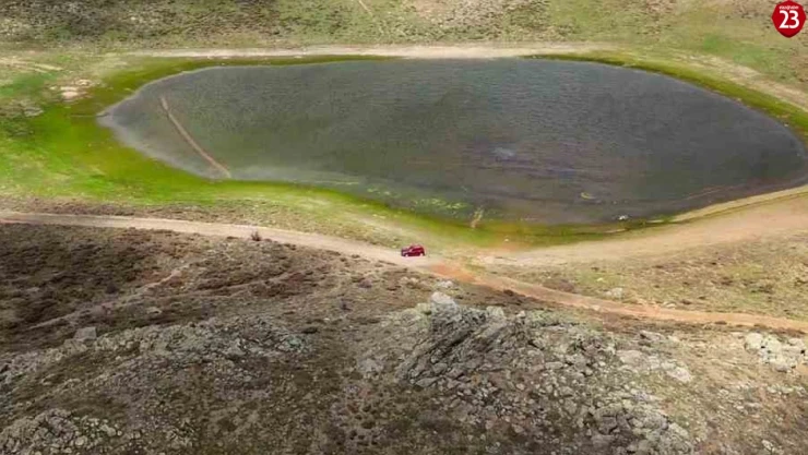 Elazığ'da Doğanın Saklı Cenneti: Hazarbaba Dağı Zirvesindeki Bervi Gölü Görenleri Büyülüyor