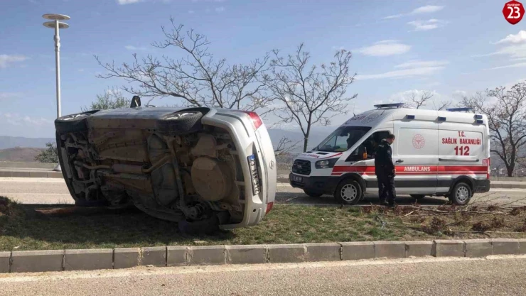 Ağacın sayesinde takla atmaktan kurtulan otomobil yan yattı: 1 yaralı