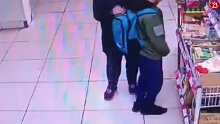 'Market Hırsızlığı Kamerada: Anne Çaldı, Çocuğun Çantasına Koydu!'