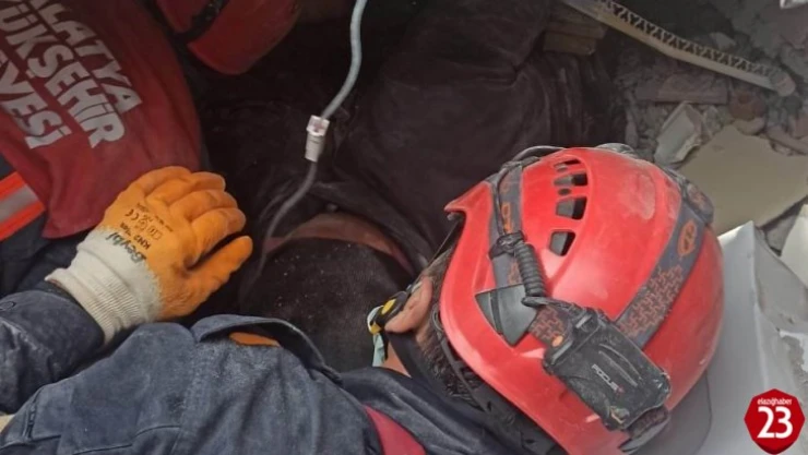 Malatya'da Elazığ Belediyesi İtfaiye Ekiplerinden Hayatta Tutan Dokunuş