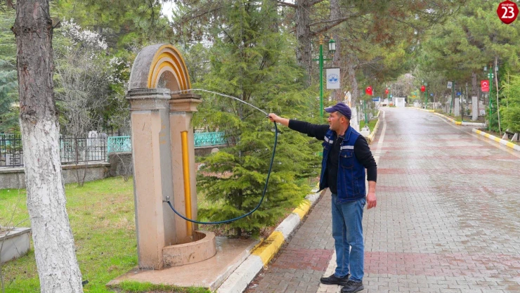 Elazığ Belediyesi, Ramazan Bayramı Öncesi Mezarlıklarda Temizlik Çalışması Yaptı