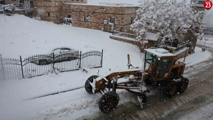 Elazığ Belediyesinden kent genelinde karla mücadele çalışması