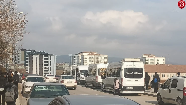 Elazığ Cumhuriyet Ortaokulu'nda Servis Tehlikesi! Veliler Acil Çözüm Bekliyor