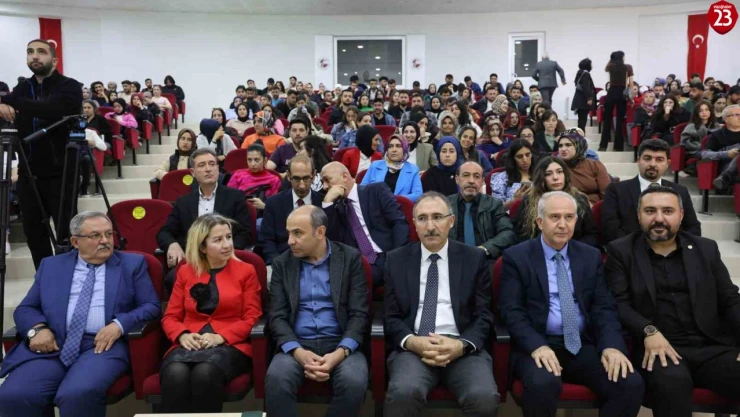 Elazığ'da 'Bilişim Çağında Dezenformasyon' konferansı gerçekleşti