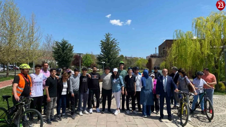 Elazığ'da Engelleri Sporla Aşıyoruz: Özel Gereksinimli Öğrenciler Bisiklet Etkinliğinde Buluştu