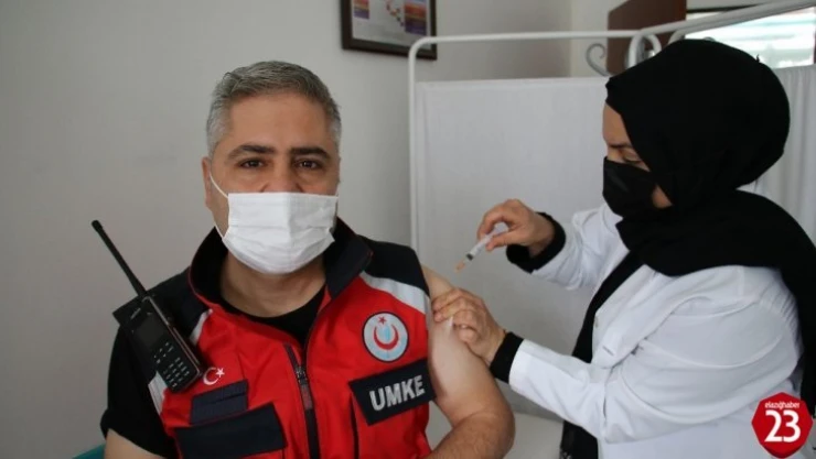 Elazığ'da  UMKE personeli Covid-19 aşısı oldu