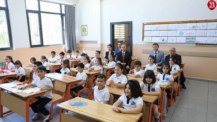 Elazığ'da 2024-2025 Eğitim Öğretim Yılı Karneleri Dağıtıldı: 122 Bin Öğrenci Karne Heyecanı Yaşadı