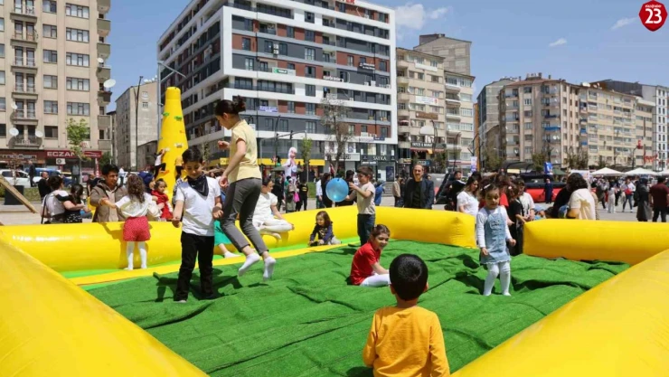 Elazığ'da 23 Nisan şenliklerinde çocuklar doyasıya eğlendi
