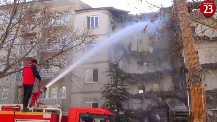 Elazığ'da acil yıkım kararı verilen binalar tek tek yıkılıyor