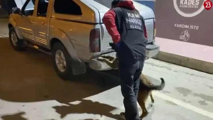 Elazığ'da Zehir Tacirlerine Darbe: Bagaj Kapağına Gizlenmiş 5 Kilo Metamfetamin Ele Geçirildi