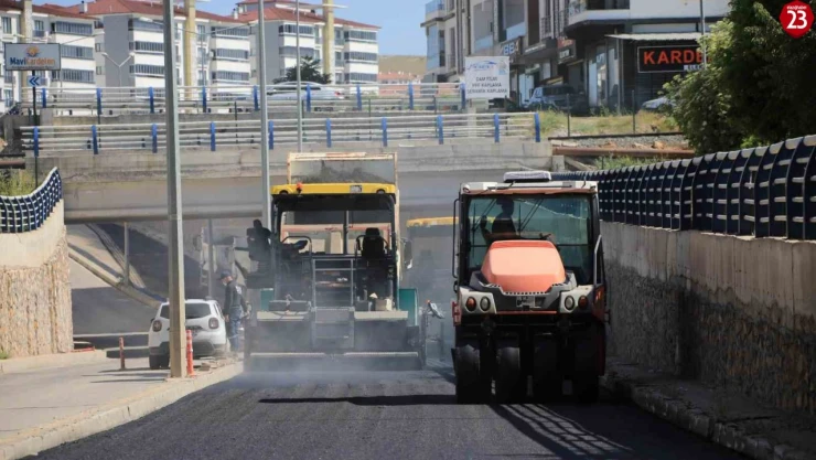 Elazığ'da asfaltlama çalışmaları sürüyor