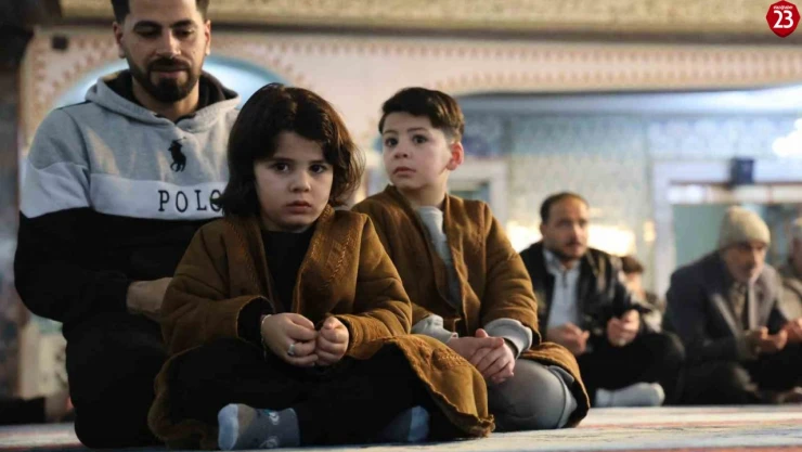 Elazığ'da bayram namazında camiler doldu taştı