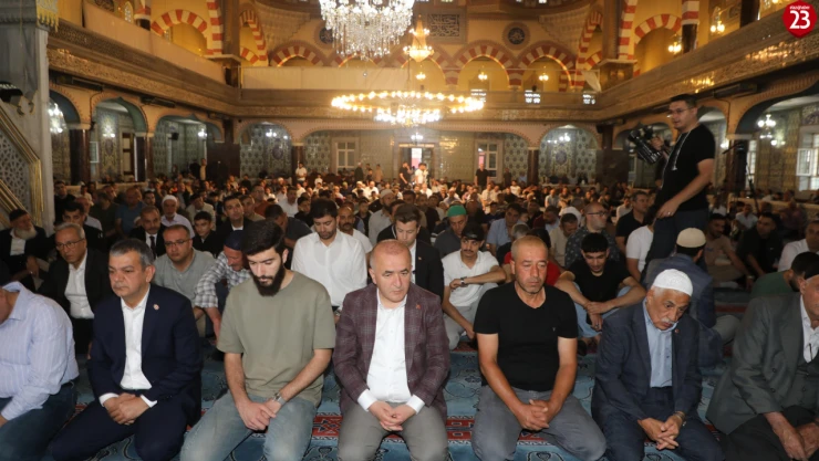 Elazığ'da Bayram Namazında Camiler Doldu Taştı: Protokol ve Vatandaşlar İzzetpaşa Camisi'nde Buluştu