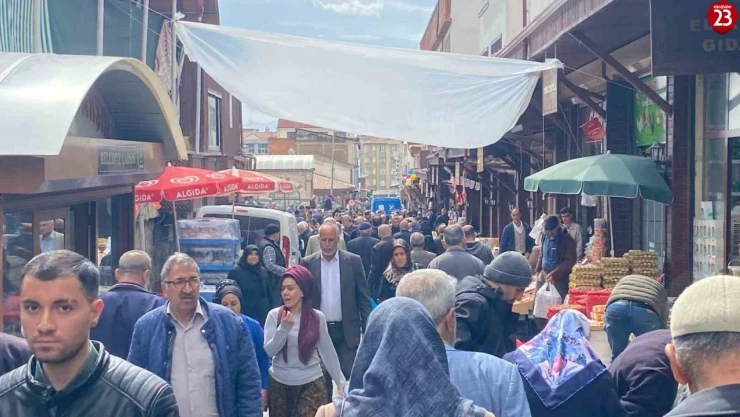 Elazığ Tarihi Kapalı Çarşısında Bayram Yoğunluğu: Alışveriş Hareketliliği Başladı