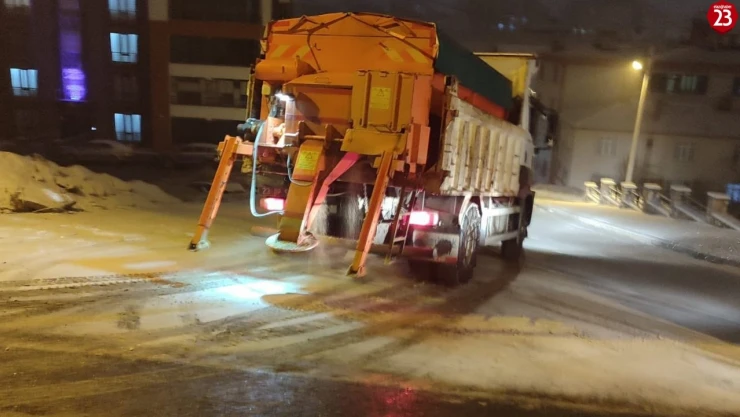 Elazığ'da buzlanmaya karşı tuzlama çalışması