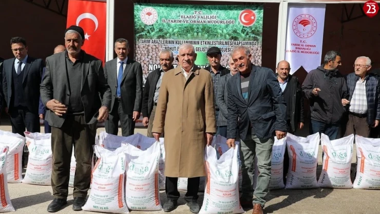 Elazığ'da 60 Çiftçiye 15 Ton Sertifikalı Nohut Dağıtıldı