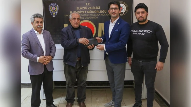 Elazığ'da dolandırılan vatandaşa ziynet eşyaları ve parası teslim edildi