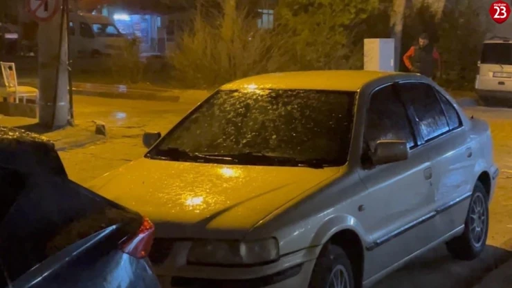 Elazığ'da Kısa Süreli Dolu Yağışı: Caddeler ve Araçlar Beyaza Büründü!
