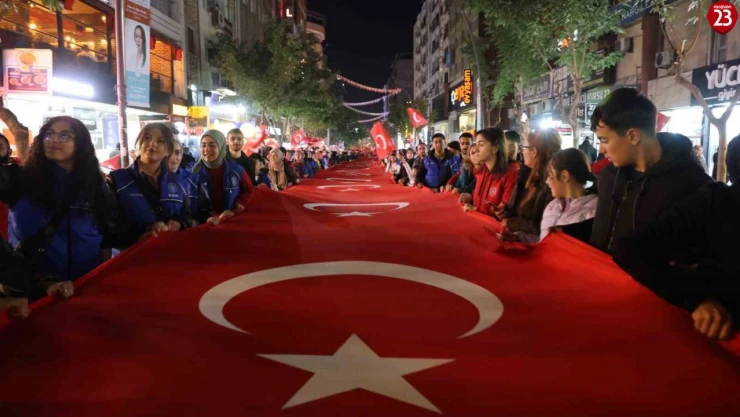 Elazığ'da fener alayı renkli görüntüler oluşturdu
