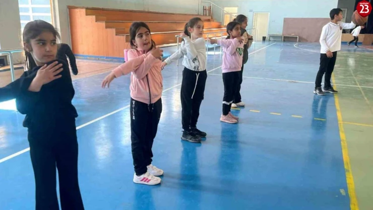 Elazığ'da Minikler Sahada: 'Sporda İlk Adım' Projesiyle Geleceğin Yıldızları Keşfediliyor