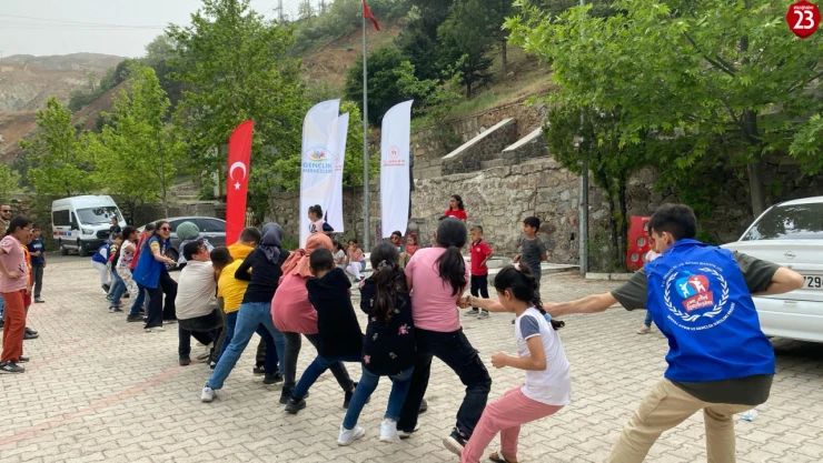 Elazığ'da gençlik merkezi gönüllüleri ortaokul öğrencileri için etkinlik düzenledi