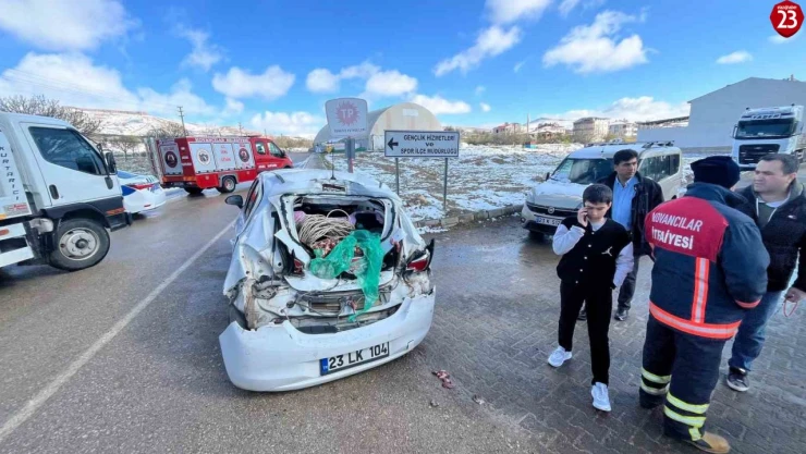 Kovancılar'da greyder ile otomobil çarpıştı: 1 yaralı
