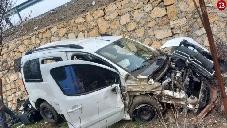 Elazığ'da Feci Kaza! Hafif Ticari Araç Şarampole Uçtu: 4 Yaralı