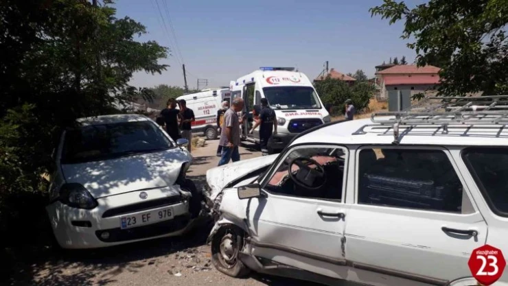Elazığ'da iki otomobil kafa kafaya çarpıştı: 4 yaralı