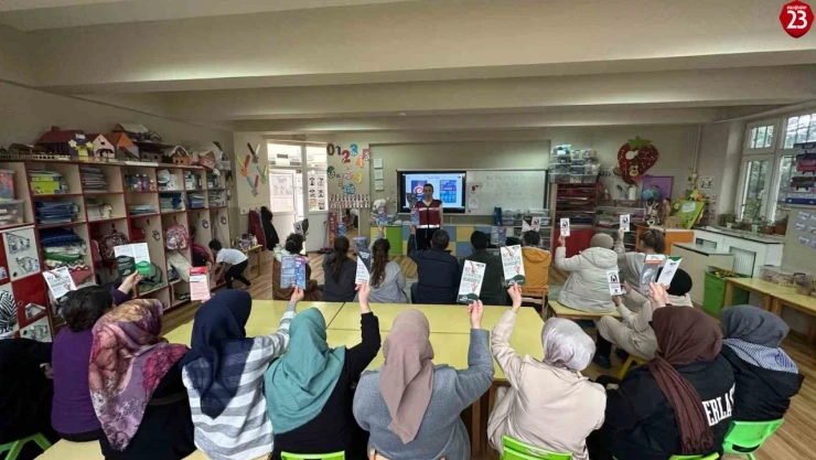 Elazığ'da Annelere Uyuşturucuyla Mücadele Eğitimi: 'En İyi Narkotik Polisi Anne' Projesi Devam Ediyor