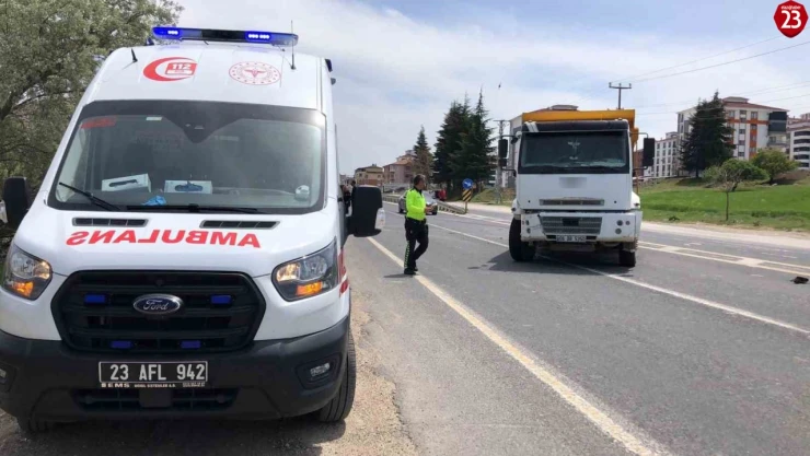 Elazığ'da Kamyon ile Otomobil Çarpıştı: Araç Bahçeye Uçtu, 1 Yaralı