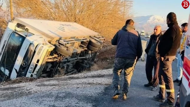 Elazığ'da kamyon yoldan çıktı, sürücü yaralandı