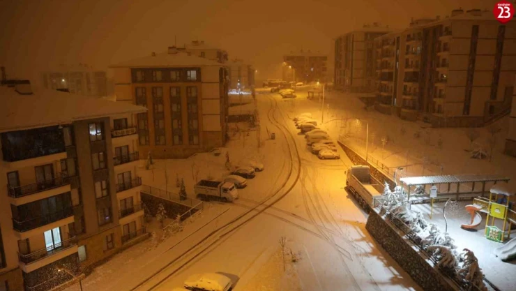 Elazığ'da kar yağışı etkisini artırdı, kent beyaza büründü