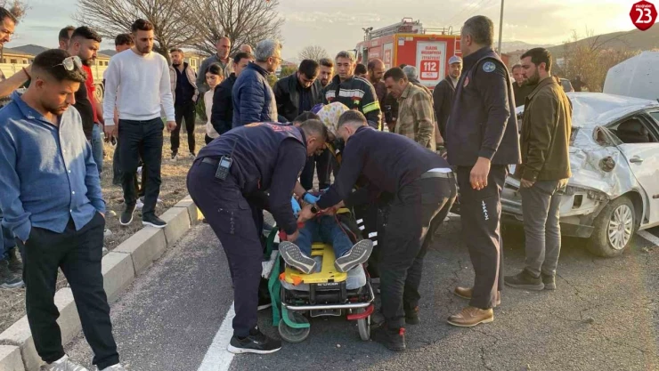 Elazığ'da Kontrolden Çıkan Otomobil Takla Attı: Sürücü Araçta Sıkıştı