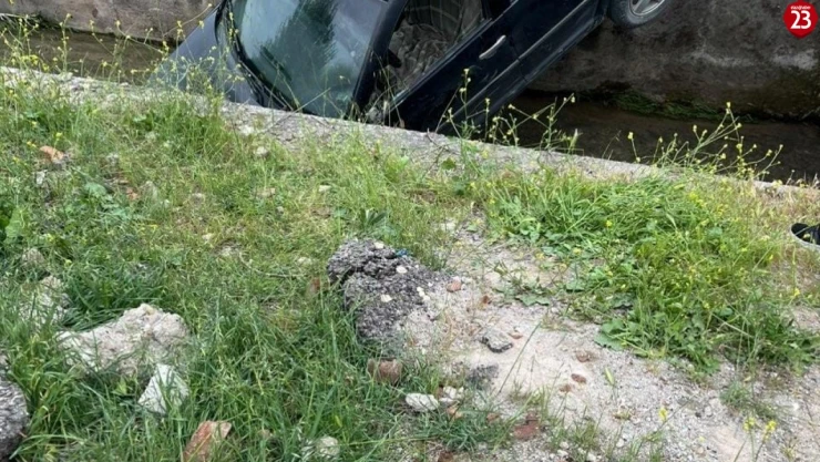 Elazığ'da kontrolden çıkan araç su kanalına düştü:1 yaralı