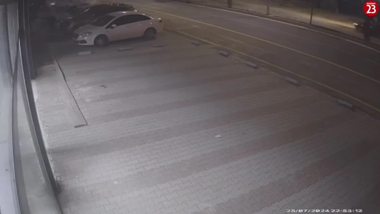 Elazığ'da kontrolden çıkan otomobil park halindeki araçlara böyle çarptı