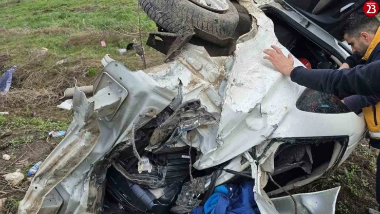 Elazığ'da kontrolünü kaybeden otomobil şarampole yuvarlandı: 5 yaralı