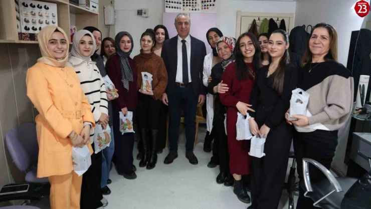 Elazığ'da Kuaförlük Kursundaki Kadınlara Destek: Cilt Bakım Seti Hediye Edildi