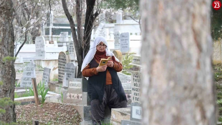 Elazığ'da Vatandaşlar Ramazan Bayramı Öncesi Asri Mezarlığına Akın Etti