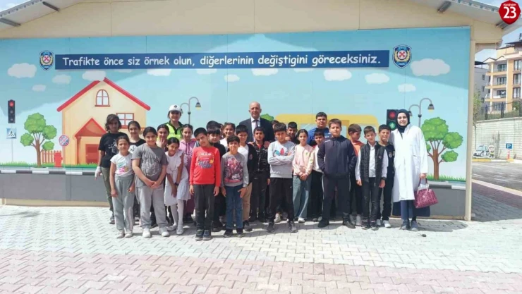 Elazığ'da öğrenciler trafik kuralları konusunda bilinçlendirildi