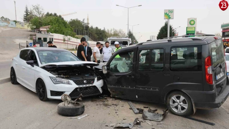 Elazığ'da otomobil ile hafif ticari araç kafa kafaya çarpıştı: 1 yaralı