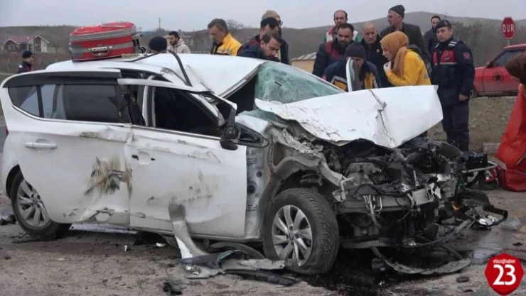 Elazığ'da otomobil kamyona çarptı: 2 yaralı