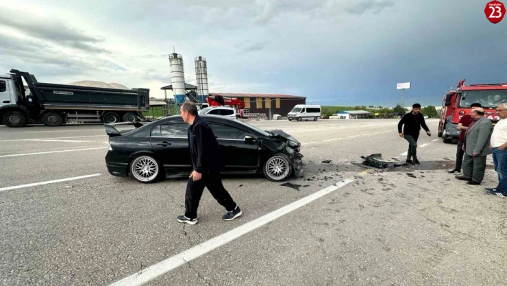 Elazığ'da otomobil kamyona çarptı: 1 yaralı