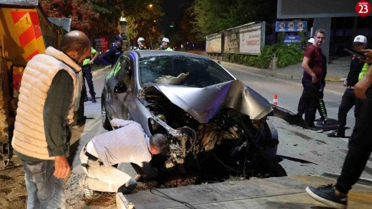 Elazığ'da otomobil sinyalizasyon direğine çarptı: 3 yaralı